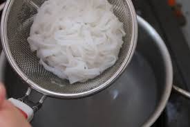 Chuẩn bị bánh phở